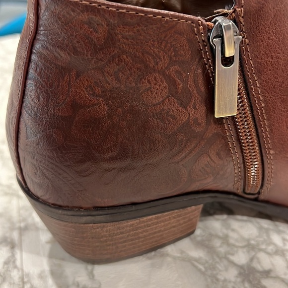 Xappeal Cognac Faux Leather Ankle Booties w/ Tooled Floral Design ~ Size 7.5 - Picture 5 of 7